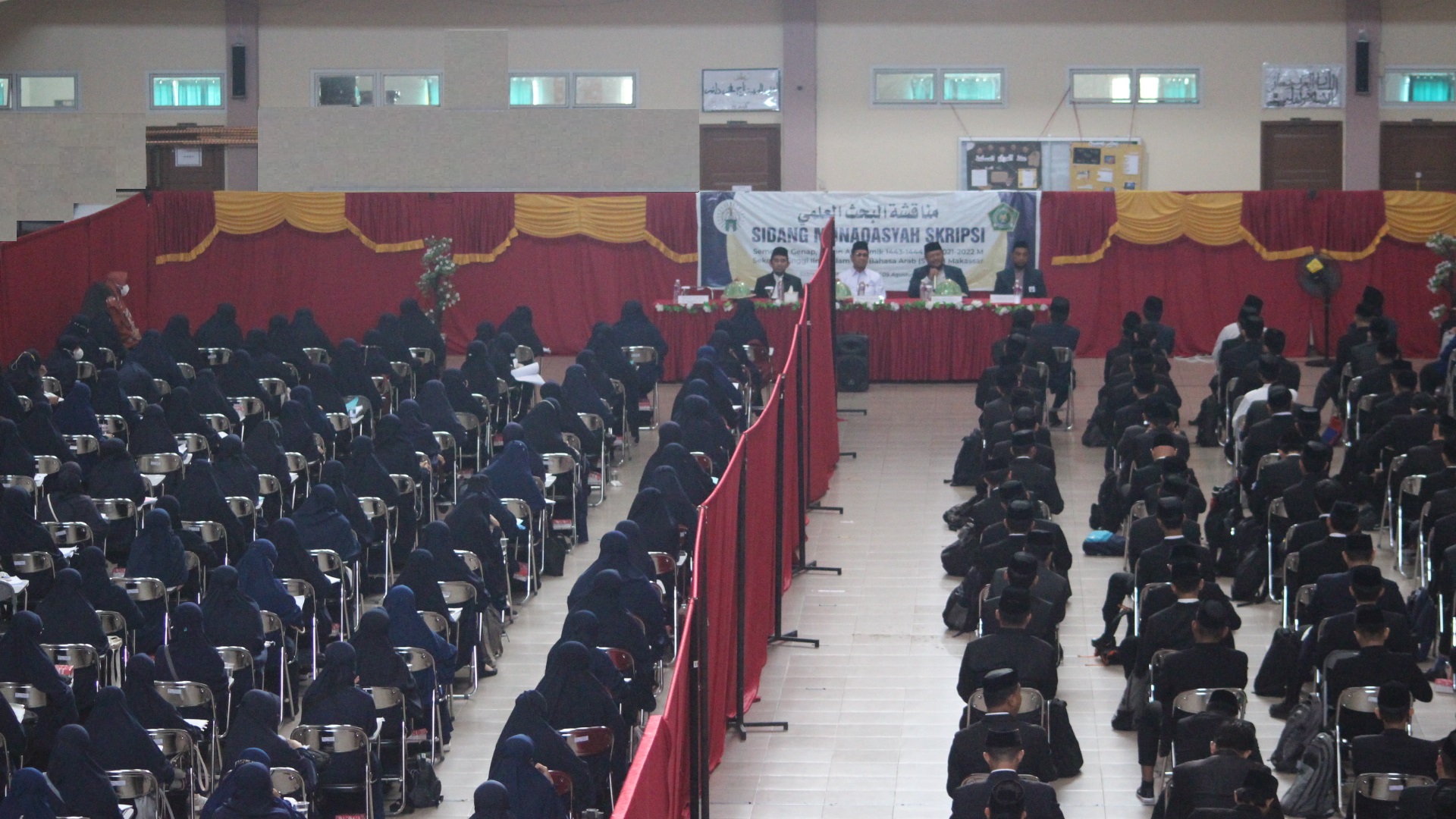 أثناء حضور جلسة مناقشة البحث، تكلم مناقشان من كبار المسؤولين في هيئة التنسيق للجامعات الإسلامية الأهلية للمنطقة الثامنة  (Kopertais Wil. VIII) عن جودة  المعهد وطلابه.