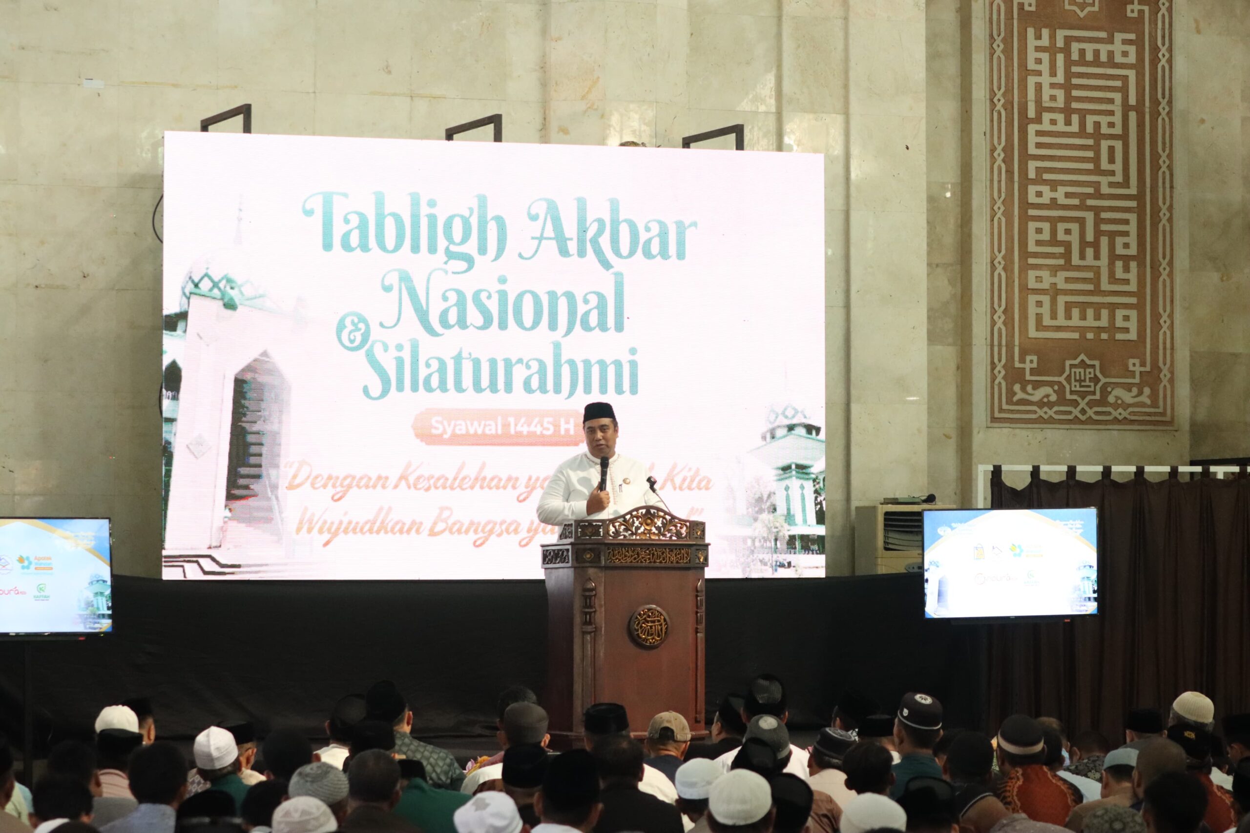 طلاب برنامج خدمة المجتمع STIBA Makassar يجلبون تغييرًا إيجابيًا في منطقة تنراليلي، ورئيس محافظة ماروس يثني عليهم في ملتقى التبليغ الأكبر
