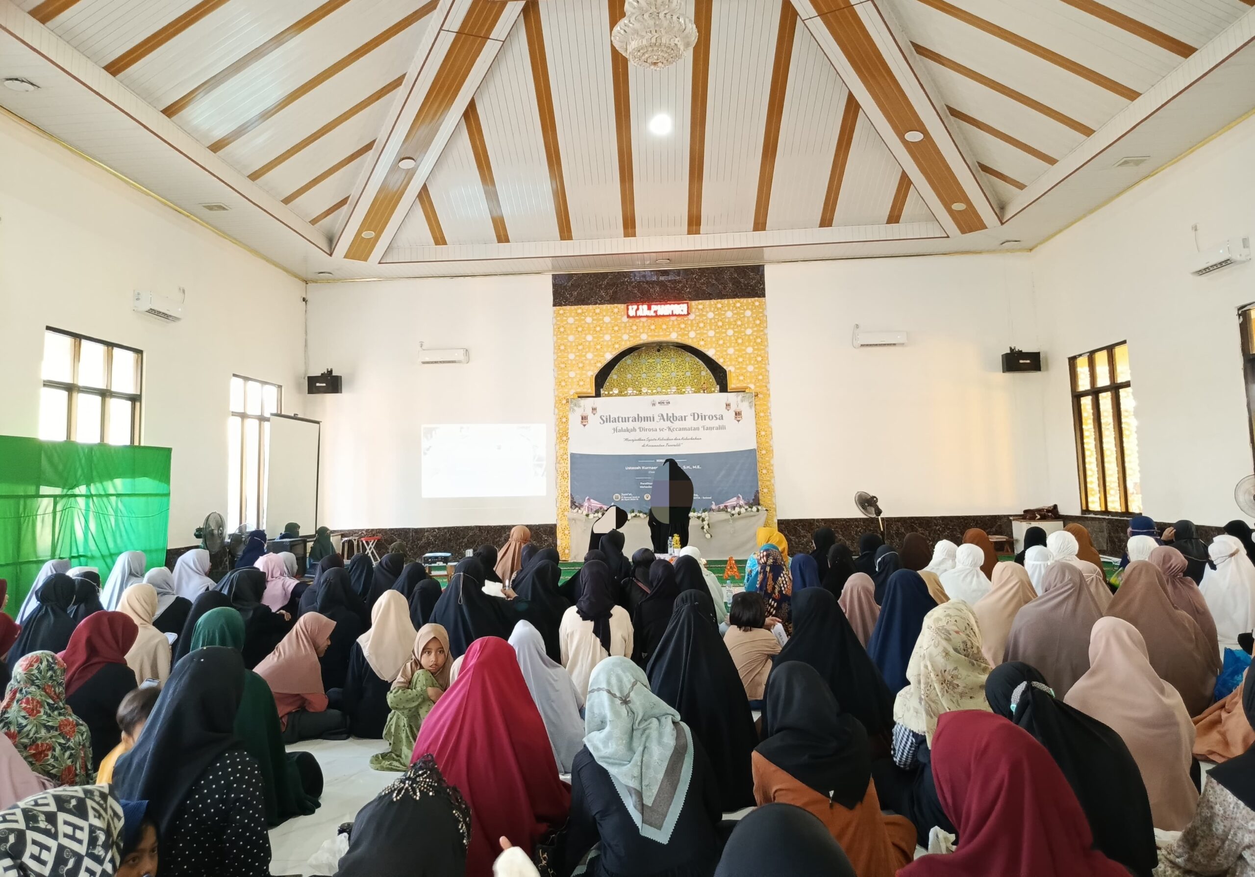 طالبات برنامج خدمة المجتمع من STIBA Makassar سلّمن 545 مشاركة في حلقات دراسة القرآن إلى جمعية الوحدة الإسلامية لقسم النساء فرع منطقة تنراليلي