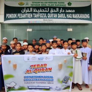 قام الديوان الرئاسة الطلابية STIBA Makassar بمهمة نبيلة وهي توزيع مصاحف القرآن مجانا، والسبب أن 72.25 % من مسلمي إندونيسيا لم يستطيعوا قراءة القرآن الكريم